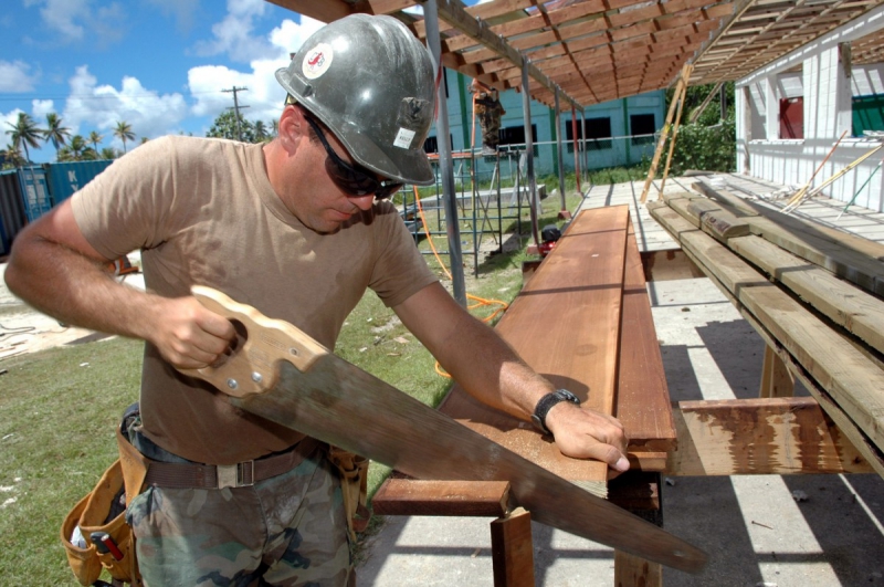 menuisier-TOURRETTES-min_worker_construction_building_carpenter_male_job_build_helmet-893290